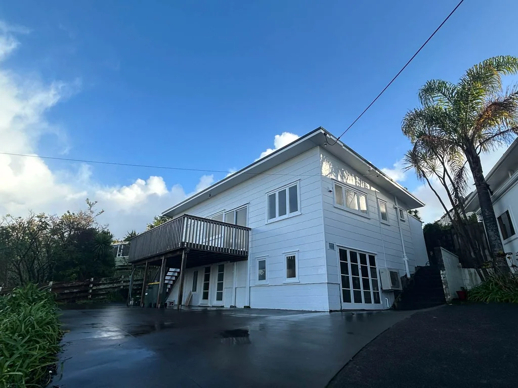 Family Home in Murrays Bay with Stunning Sea V...