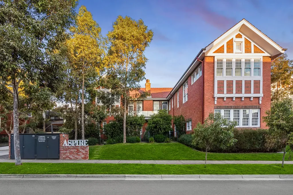 Bundoora 2 Bedroom New York Style Art Deco Apartment