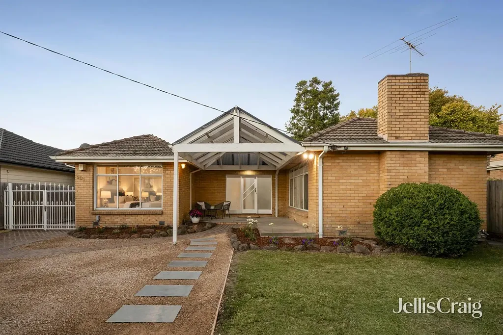 Bentleigh East 3房 宽敞临街面宽 658平米庭院阳光充沛 Bosch电器新厨房 私密北向花园 硬木地板管道供暖 学区便利社区氛围 Sun filled cherished classic on 658m2 approx