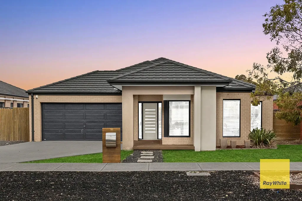 Tarneit 4房  Massive home (approx. 28 sqs) in a Prime Tarneit Location!!