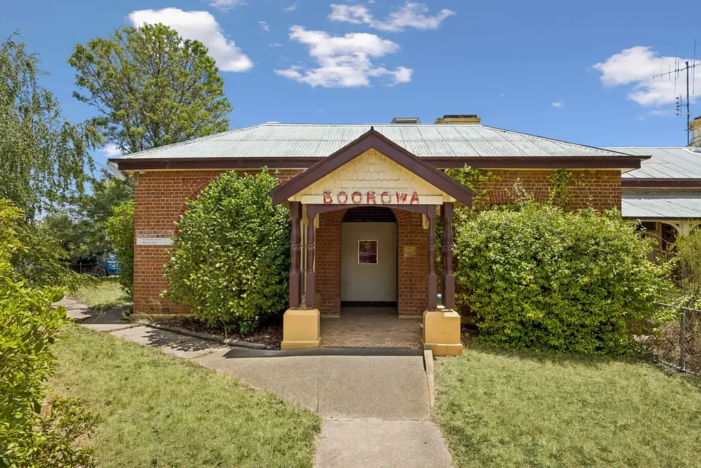 Boorowa 3Moenga Receivers' Sale - A Slice of Hilltop's History with Modern Living
