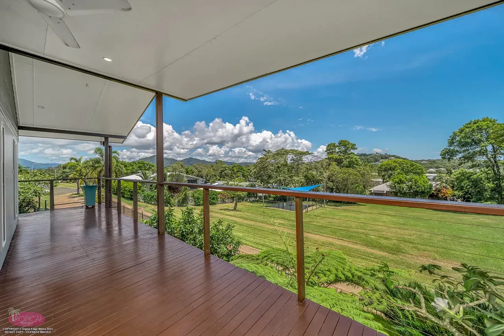 South Mission Beach 4房  Elevated Family Home with Views + Storage for Boat and Caravan !