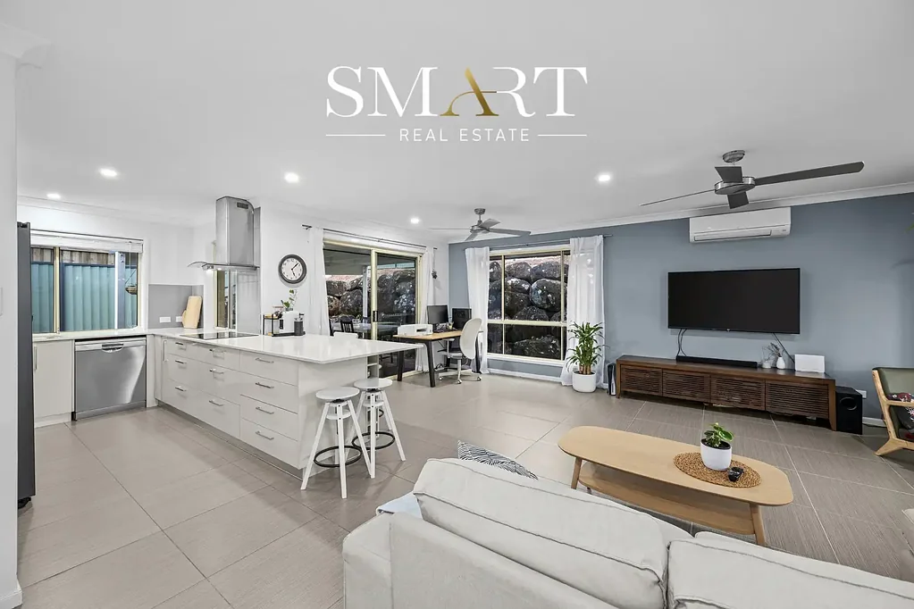 Ashmore 3 Bedroom Stylish Single‑Storey Townhouse, with elevated landing & pool in the Fully Gated "Heritage Green" Estate