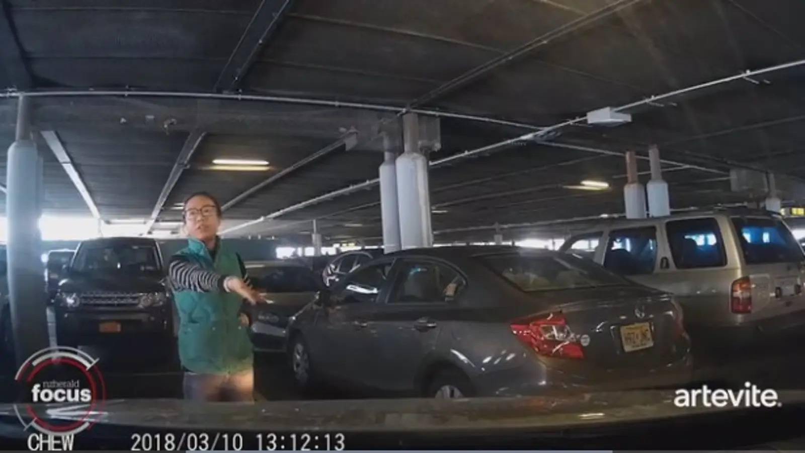 人肉“抢占”车位怎么办?克制!冷静!