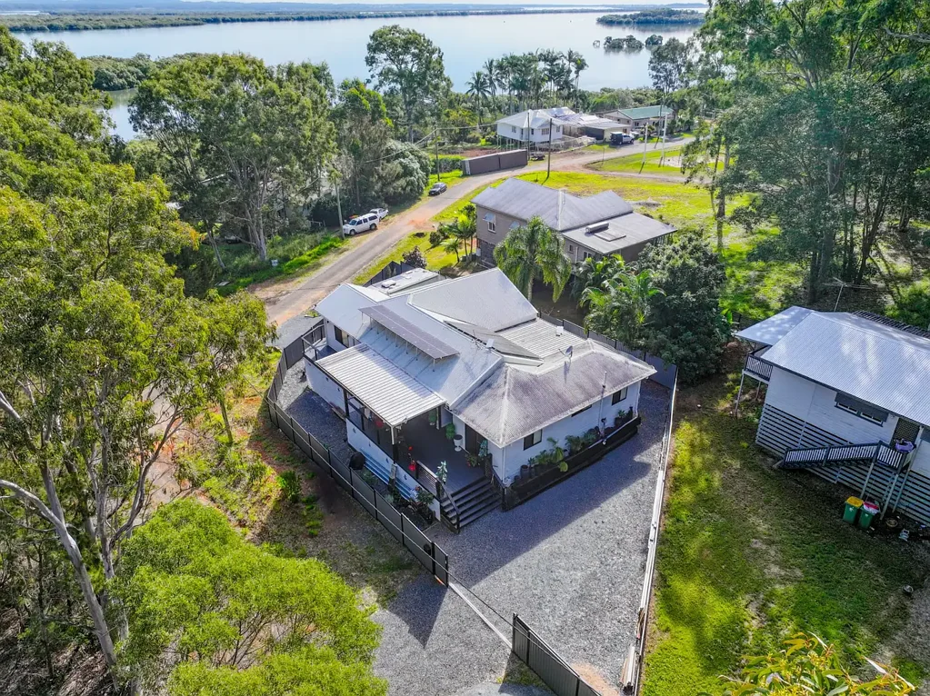 Russell Island 3 Bedroom Renovated Queenslander with Water Views & Dual Access