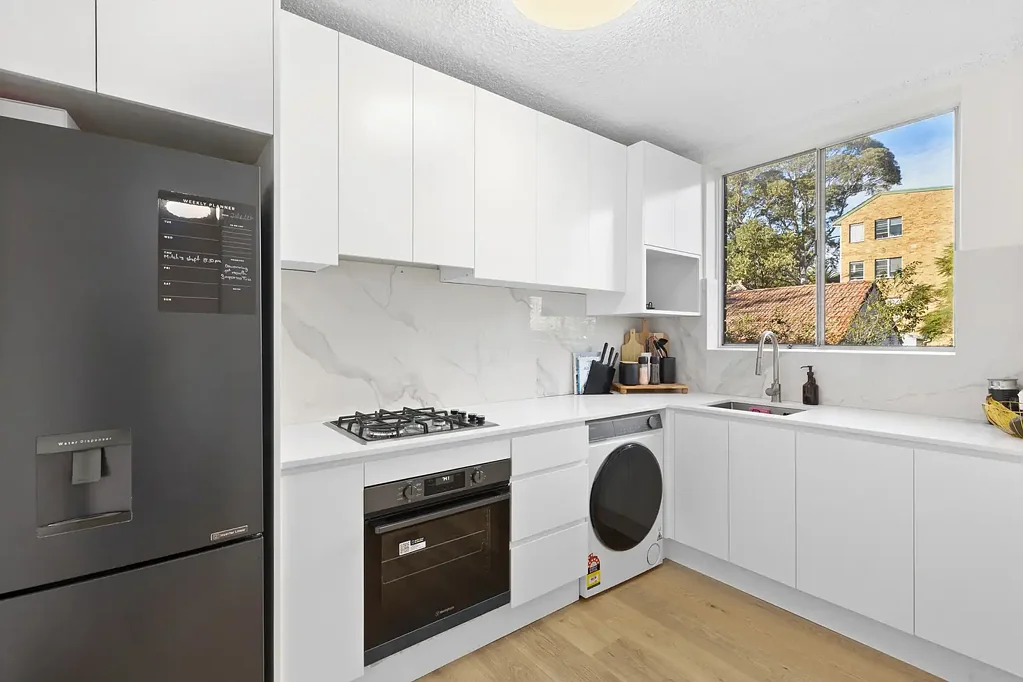Meadowbank 2chambre Occupying a prized mid-floor position, this tastefully renovated apartment presents an outstanding opportunity to pack your bags, move in, and enjoy