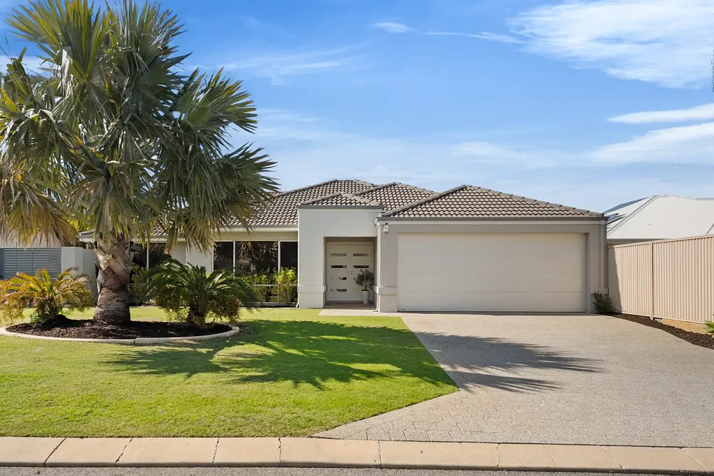 Baldivis 4房  Stunny family home boasting large side access and beautiful pool