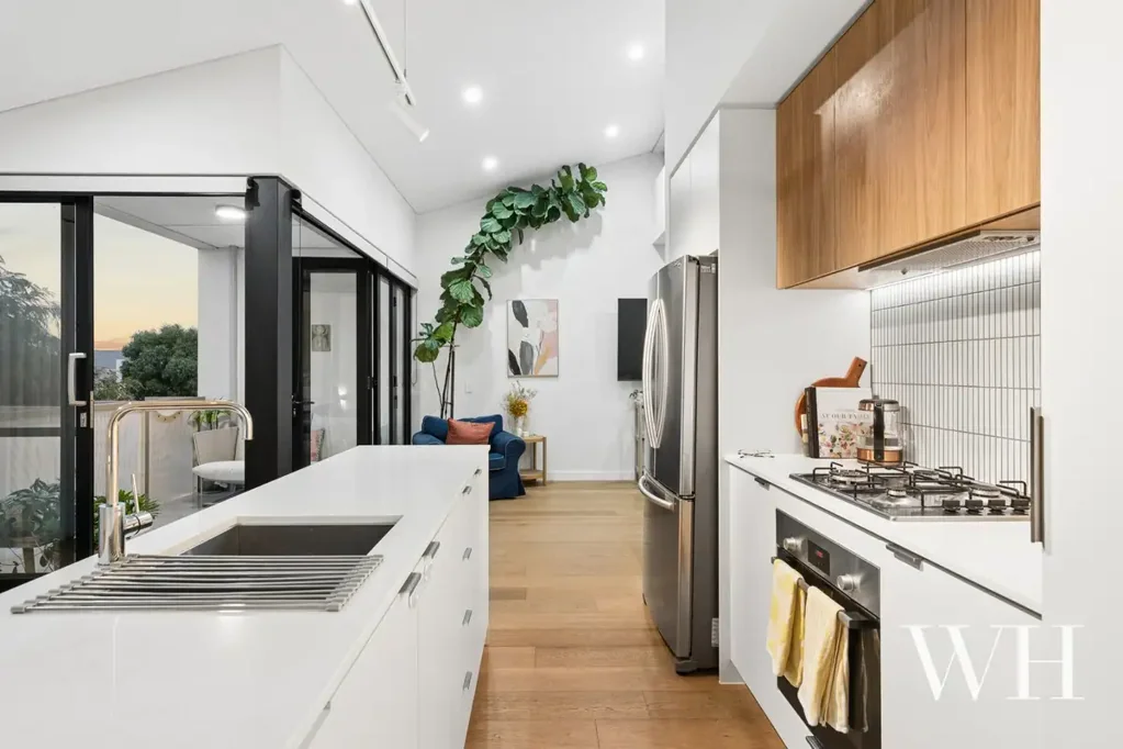 North Coogee 3房  Architectural Style: Sea Breezes & Parkside Serenity