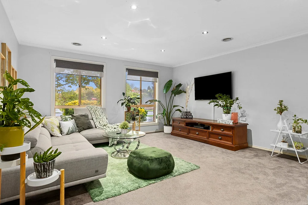 Narre Warren 3房 精美翻新、宽敞明亮、全屋暖气、Bosch电器、宽敞后院、Narre Warren黄金地段、步行至学校购物中心。 Spacious, Stylish and Set for Modern Living – Prime Oatlands Estate Opportunity!