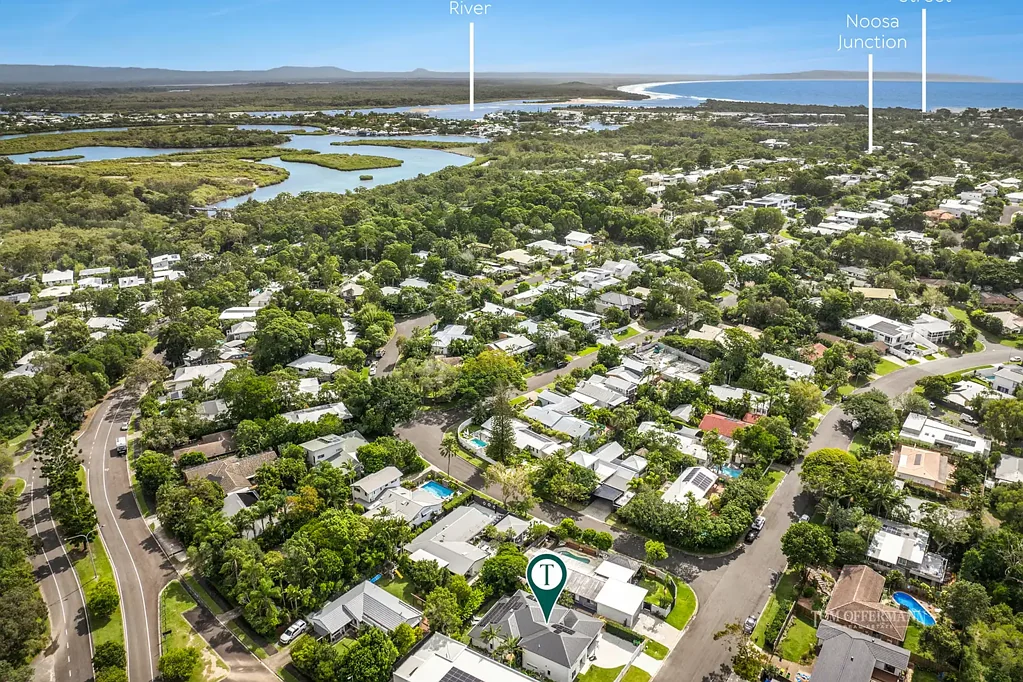 Noosa Heads 4房  New Large Family Home In The Heart Of Noosa Heads  - Private & Functional
