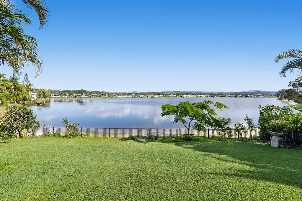 Burleigh Waters 4ਬੈੱਡਰੂਮ Sprawling Lakefront Retreat | Must Be Sold!