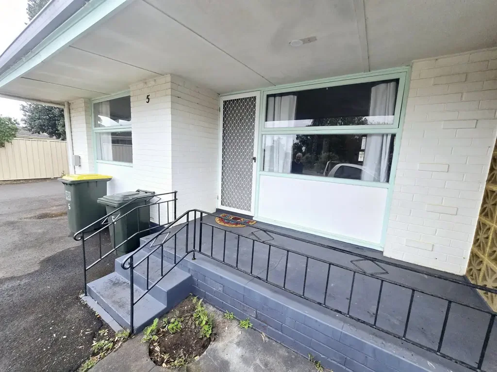 TIDY UNIT FOR RENT!!