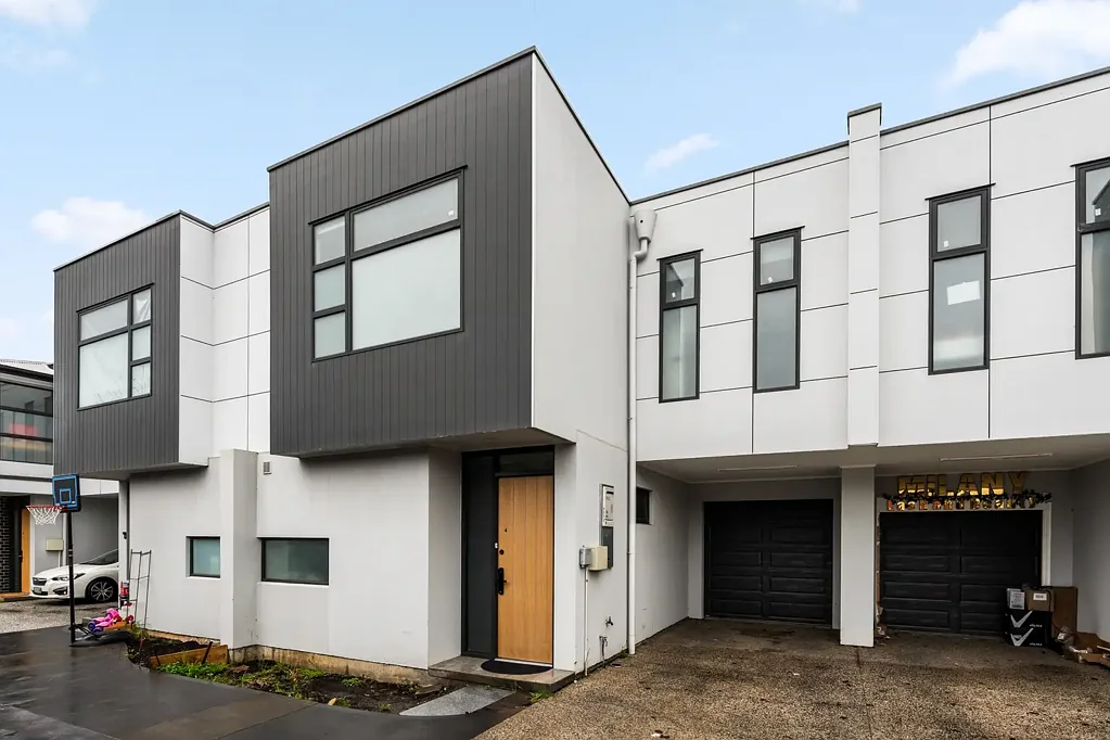 Magill 3部屋 Standing Tall with Designer Style & Carefree Living Inside & Out