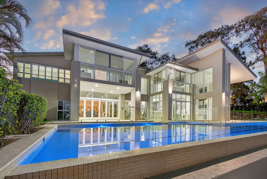 Hope Island 5ਬੈੱਡਰੂਮ Commanding Waterfront Masterpiece Perched on Sprawling Block