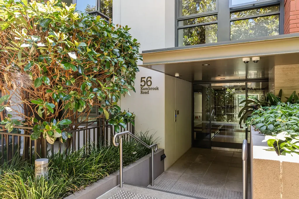 Caulfield North 2Zimmer First National Real Estate Central Presents