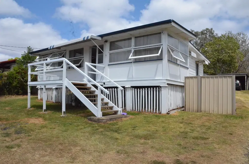 Nanango 3部屋 3 bedroom home on large block close to town!
