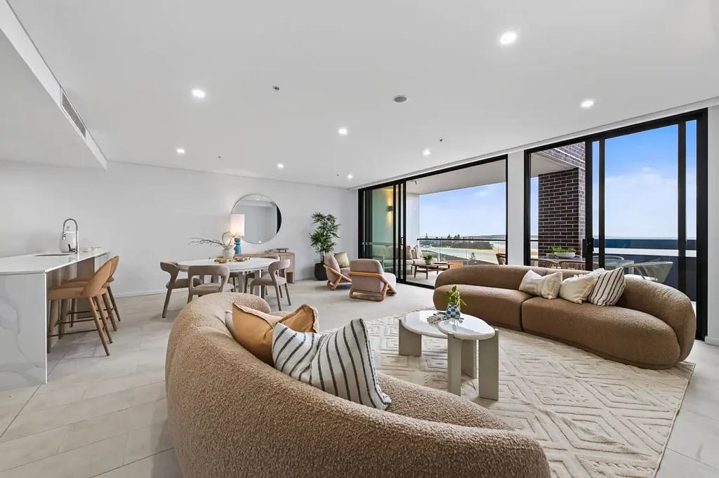 The Entrance 3બેડરૂમ A Rare Coastal Downsize — 211m² of House Like Living with Breathtaking Water Views
