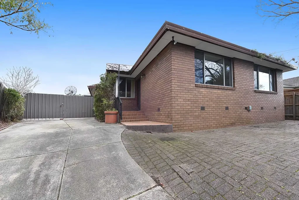 FAMILY HOME WITH SELF-CONTAINED STUDIO!
