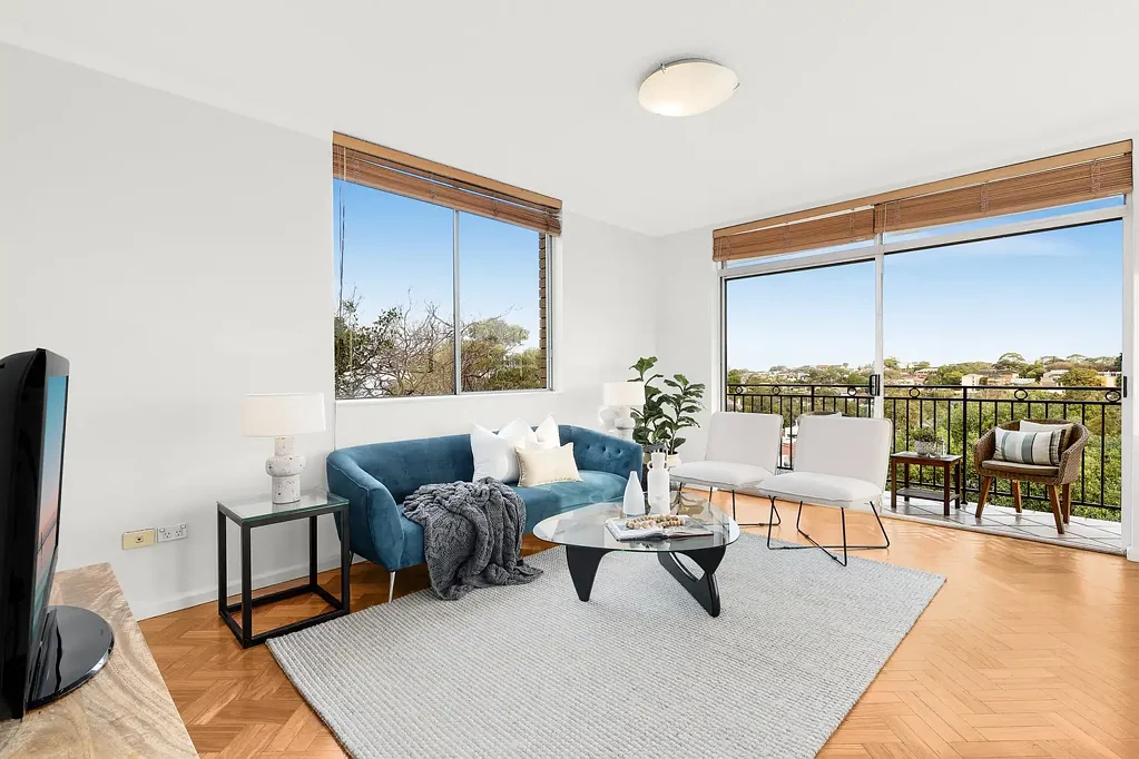 A Bright And Breezy Bronte Apartment With Ocean Views