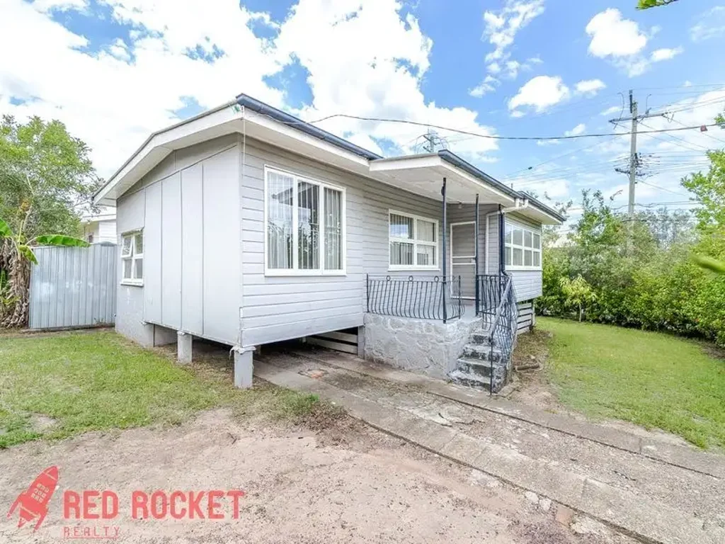 3 BEDROOM HOUSE CLOSE TO SHOPS