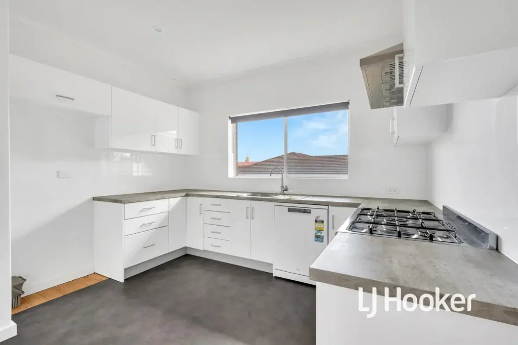 LARGER THAN USUAL IMMACULATE HOMETTE WITH HUGE REAR YARD IN A TOP-SPOT!