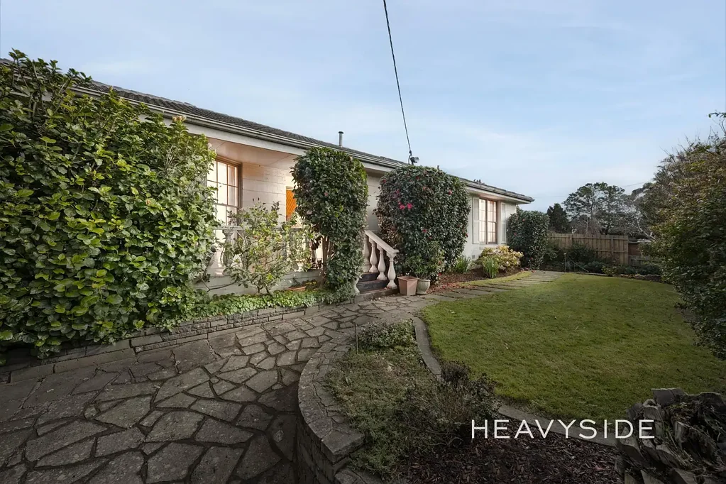Kew 3 Slaapkamer Spacious Single-Level Villa | Classic 1965 Architecture | Fully Renovated
