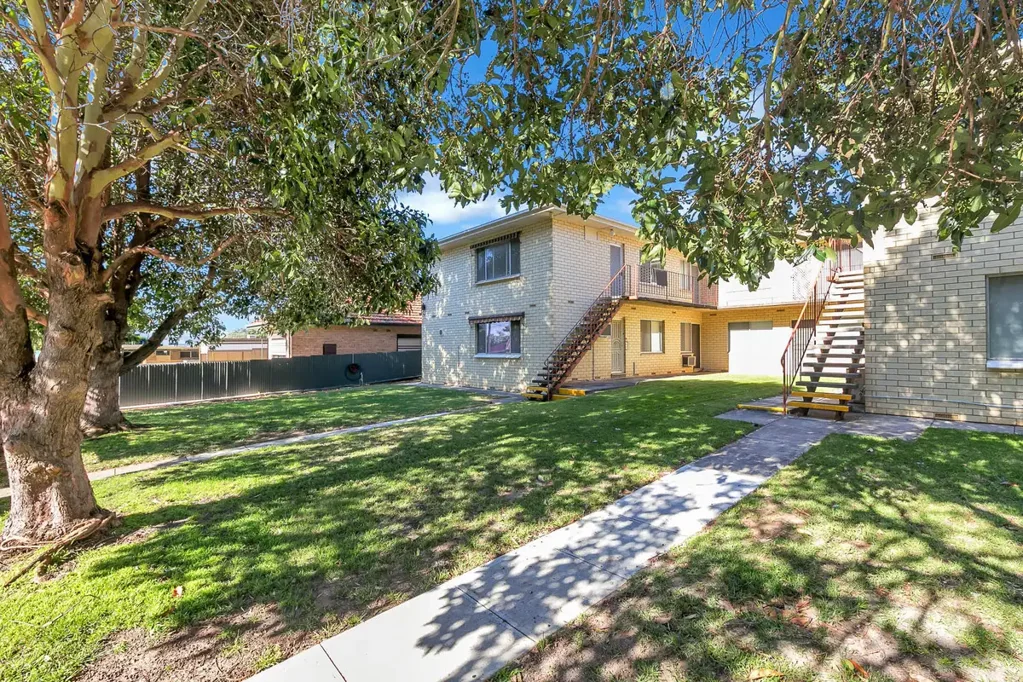 2 BEDROOM UPSTAIRS UNIT IN MAGILL!