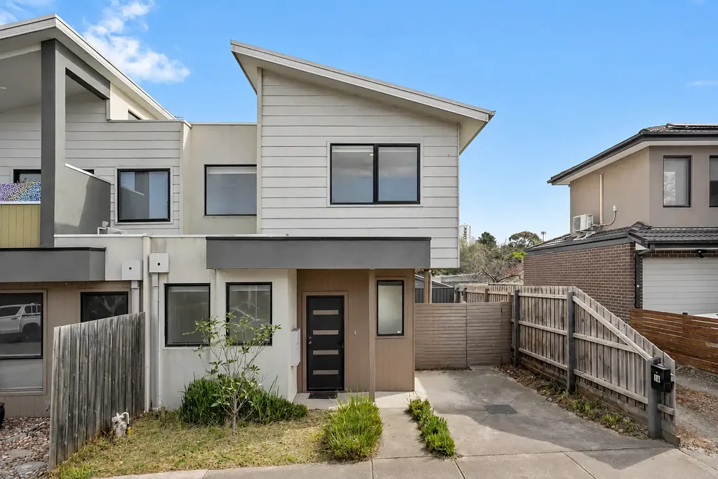 West Footscray 2房 采光充足的现代生活，无业主委员会费用 Light-Filled Contemporary Living with No Owners Corporation Fees