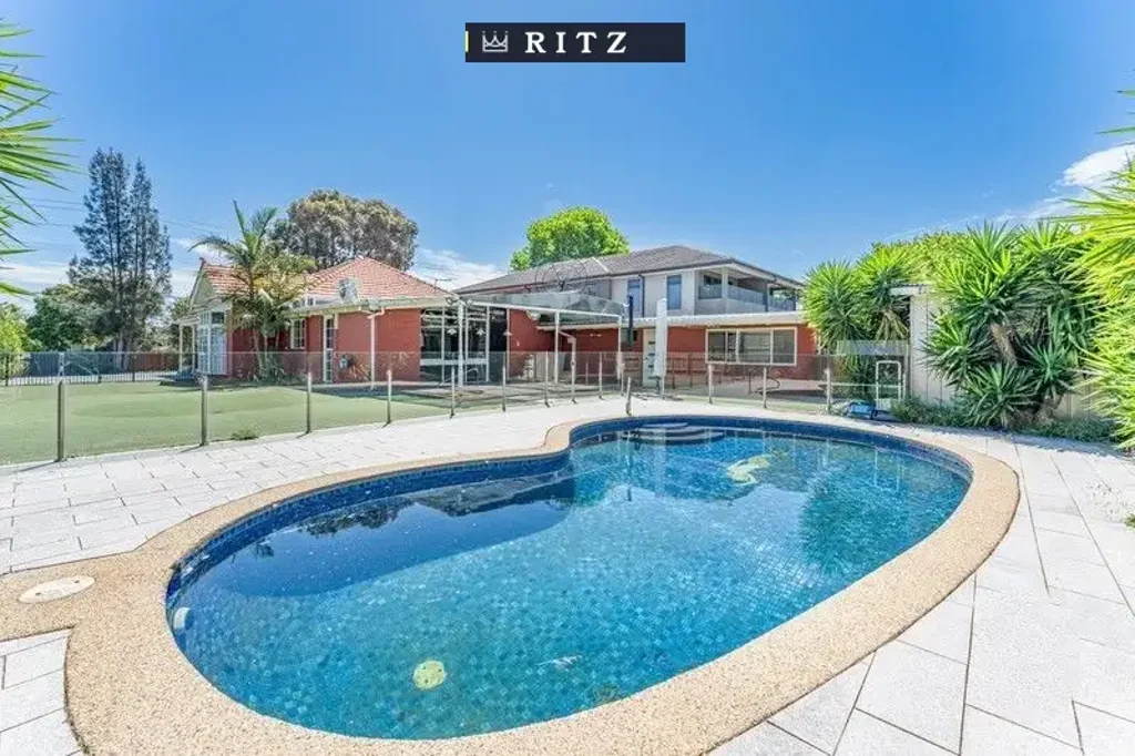 Versatile Family Home with Swimming Pool - include pool and garden maintenance