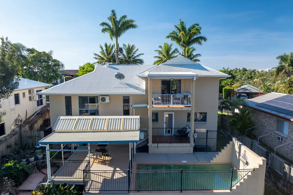 Cannonvale 4部屋 Solid High-Set Home With Sea Glimpses In A Sought-After Location