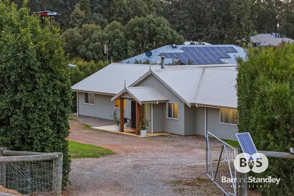 Roelands 5 Bedroom Dual Living • Private Retreat • Effortless Entertaining