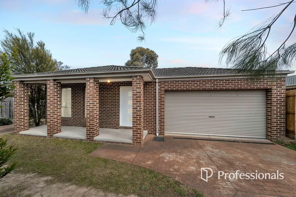 Rowville 3房 安静服务道路 私密单层住宅 主卧带步入式衣帽间 无物业管理费 双车库低维护 Stylish Home with Convenience at Your Doorstep