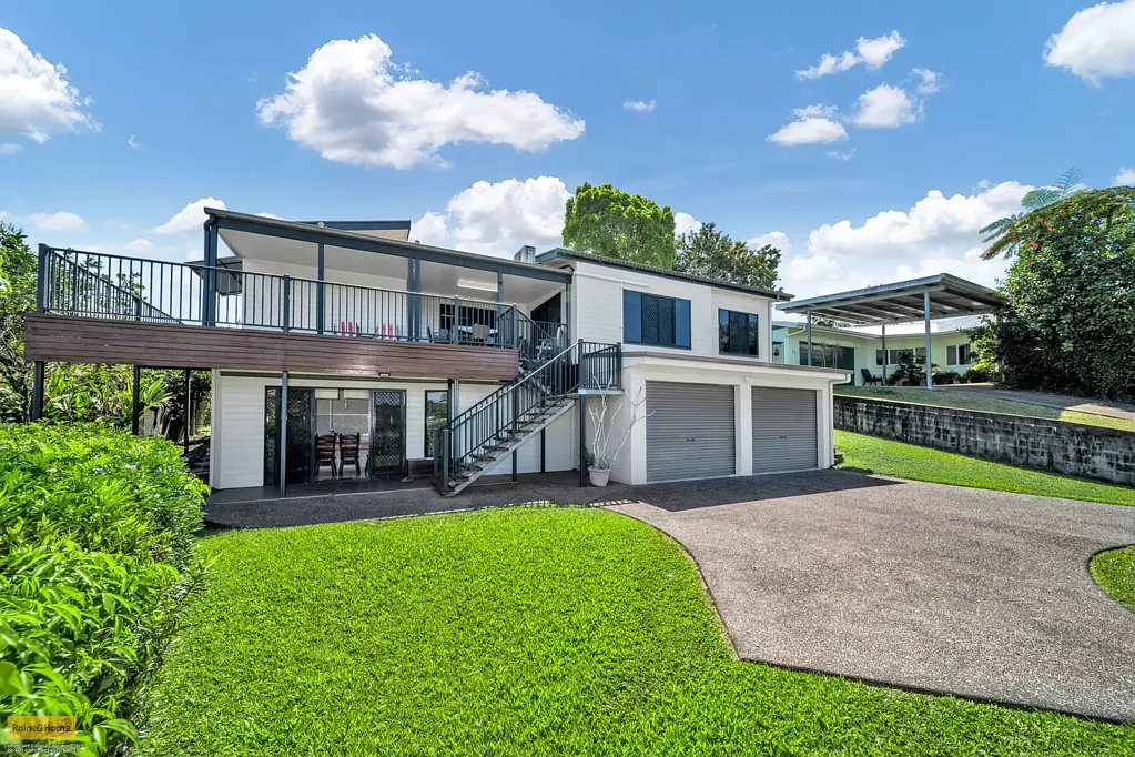 East Innisfail 4房  Spacious Family Home with Self-Contained Granny Flat & Stunning Views