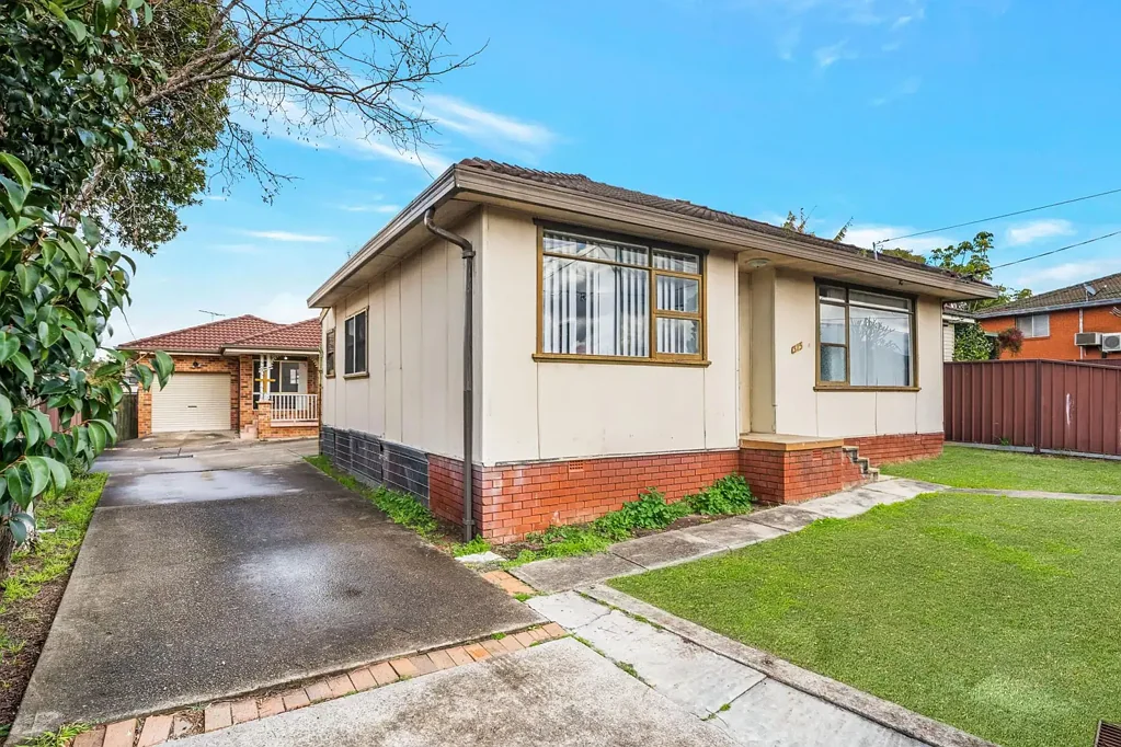 Fairfield West 6ਬੈੱਡਰੂਮ Outstanding Investment Opportunity - House & Granny Flat