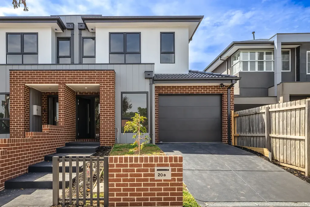 GRAND TOWN RESIDENCE WITH OWN DRIVEWAY