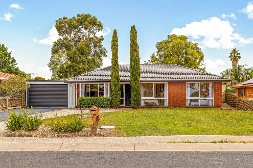 Sunbury 3房 俯瞰绿地的经典舒适住宅 Classic Comfort Overlooking the Green