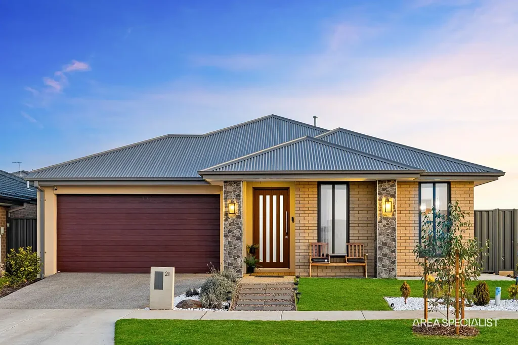 Werribee 4Phòng ngủ LISTED AS: Almost Brand-New Uncompromising Luxury Family Home on 448m² Block in Cornerstone Estate !