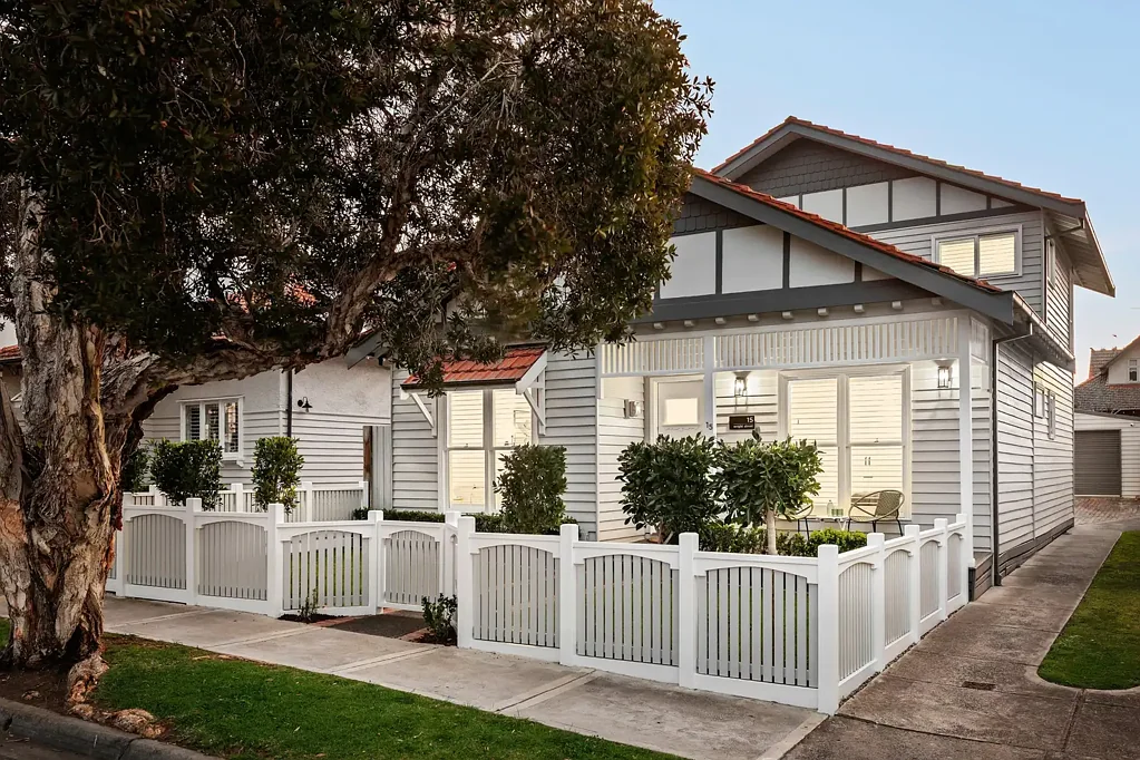 Essendon 5બેડરૂમ Timeless Bungalow Reimagined for Modern Family Living