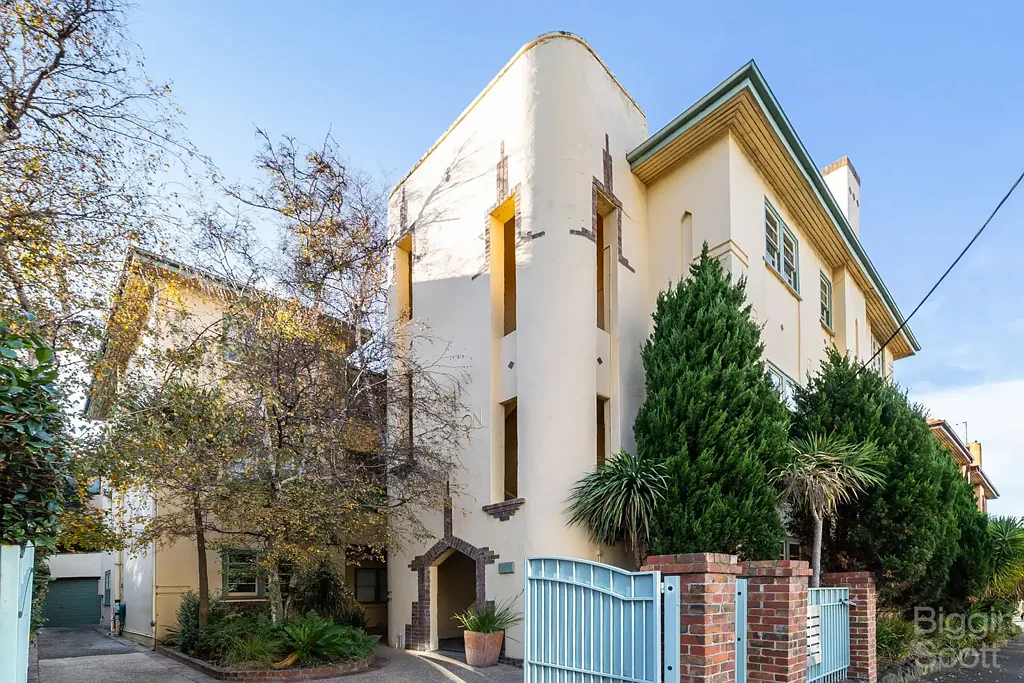 DELIGHTFUL 1 BED PLUS STUDY DECO APARTMENT