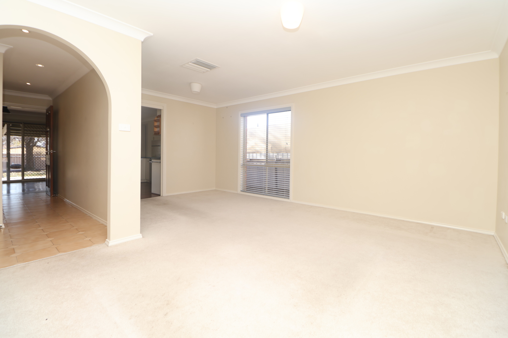 19 BALLEROO CR, GLENFIELD PARK NSW 2650, 0部屋, 0バスルーム, House