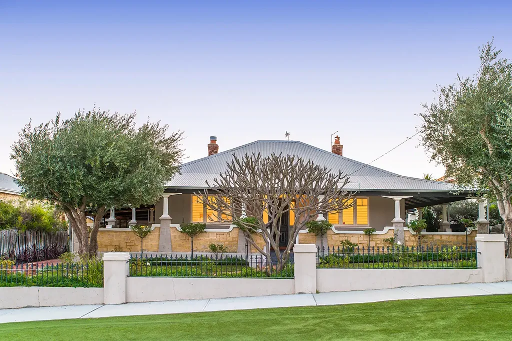 11 Sea View Street, Beaconsfield, WA 6162