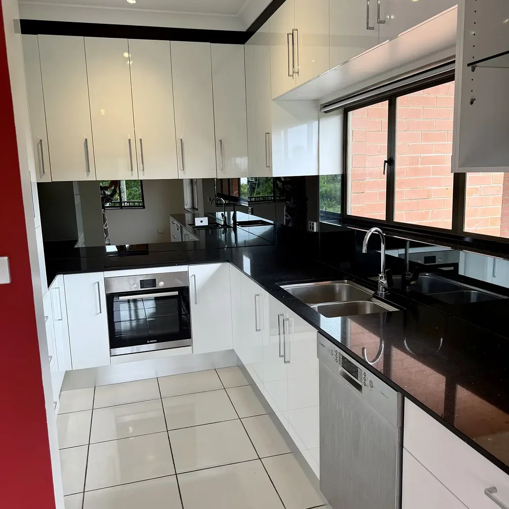 UNFURNISHED CAIRNS ESPLANDE  CLOSE TO HOSPITAL