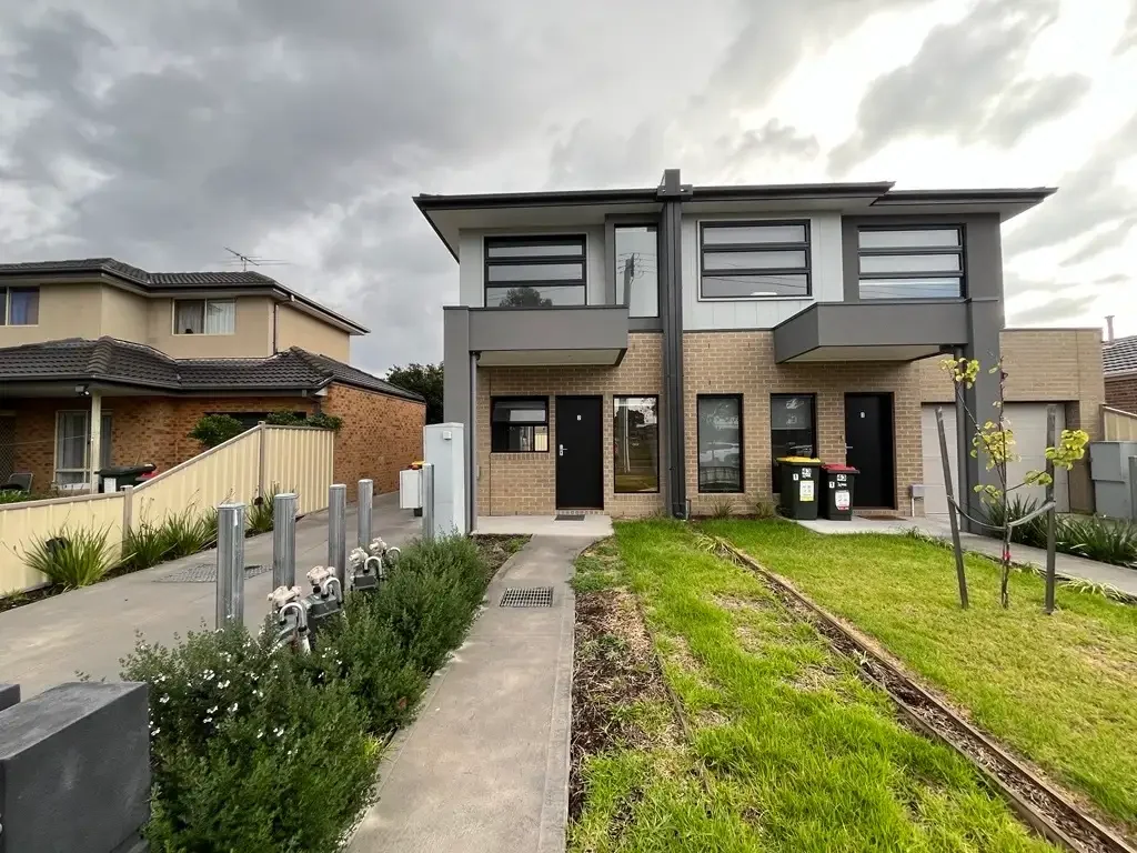 STREET FRONTAGE!