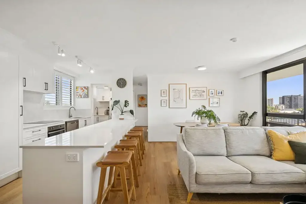 Broadbeach 2ਬੈੱਡਰੂਮ RENOVATED RESIDENTIAL COASTAL GEM