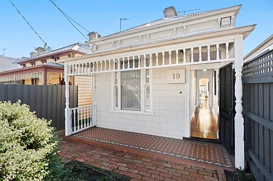 Hawthorn East 2 Bedroom CGSC Zoned Heritage Home with a Freestanding Studio