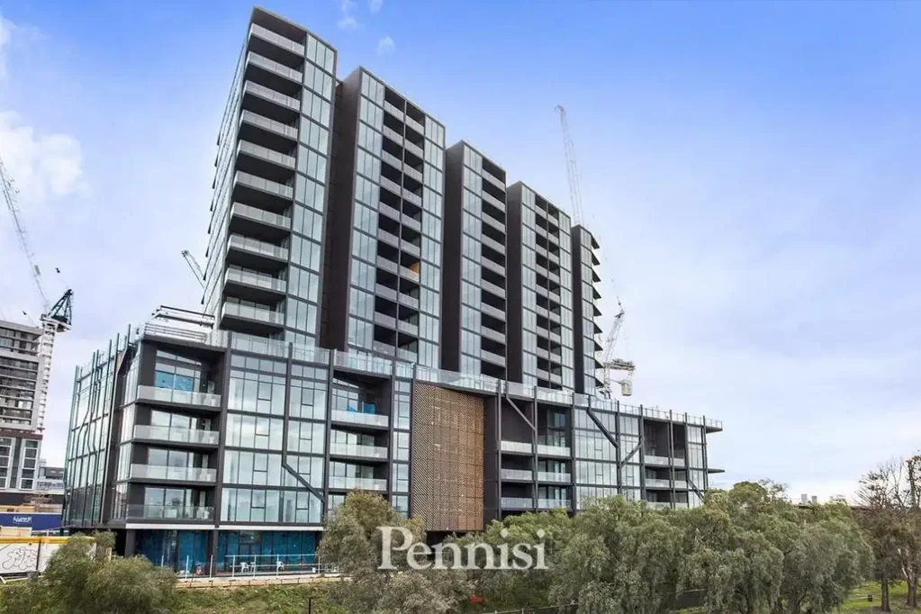 FOR LEASE BY PENNISI