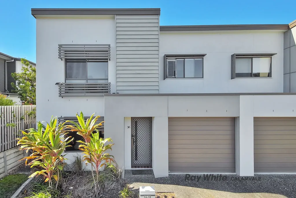 Convenient, Comfortable Living in this 3 Bedroom Parkinson Townhouse