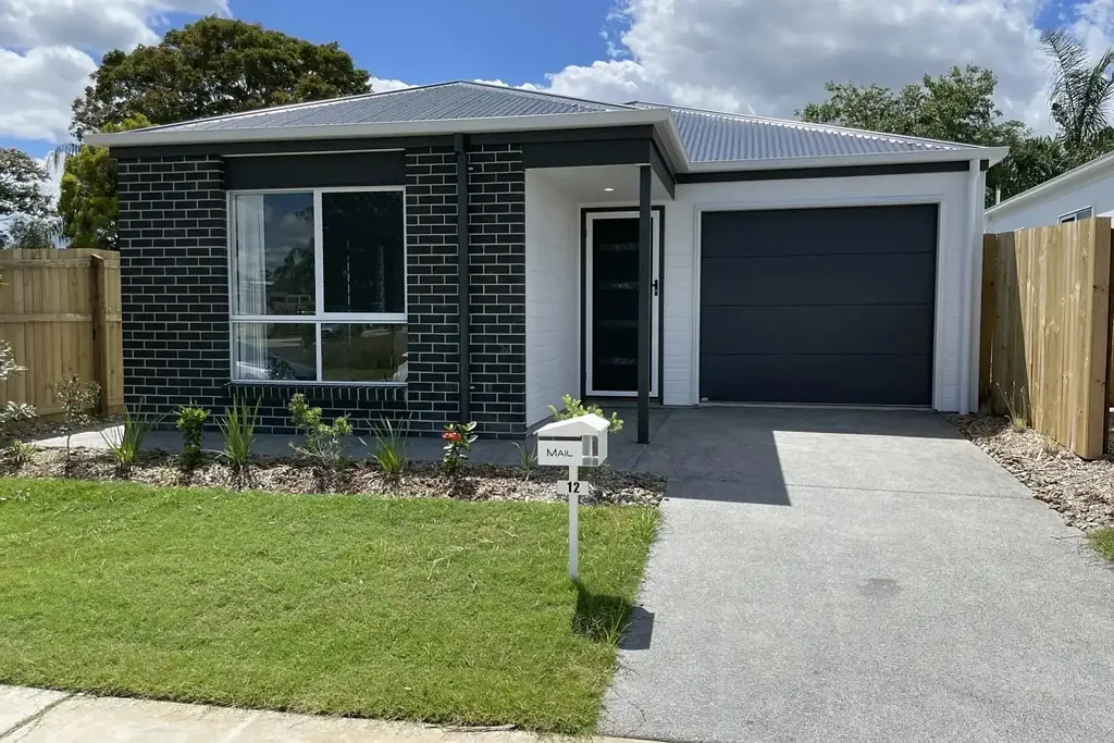 Modern 4 bedroom home in quiet location