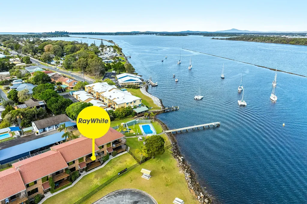 Iluka 2 Bedroom Front Row River Views & Laidback Iluka Living