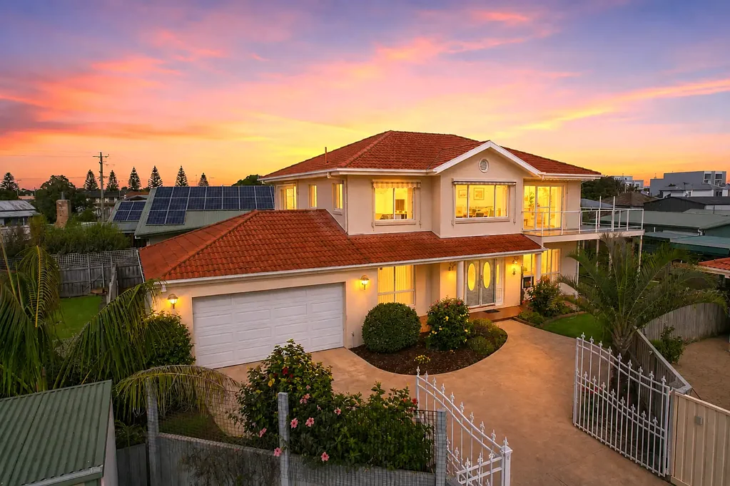 Lakes Entrance 4房  Prestigious Home in Lakes Entrance with Water Views, Lift, Double Garage & A Few Steps to Shops and Cafés